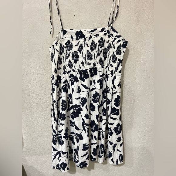 Floral print old Navy Sun dress size L with pockets - Picture 2 of 8